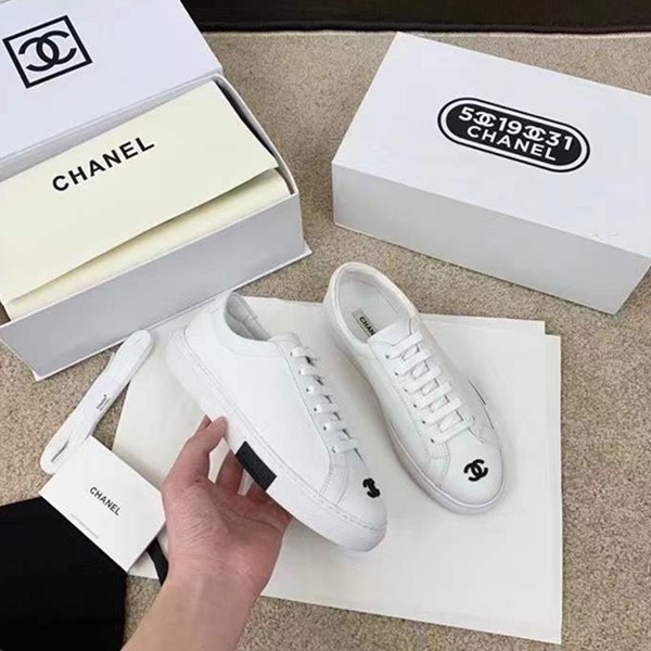 香奈兒Chanel新款時尚小白鞋，經典好看的中古款，細膩的絲綢小牛皮 手感一級棒，香奶奶愛好者必入的一款呀